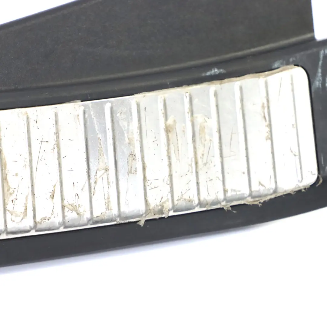 Panneau d'habillage de seuil de chargement de coffre pour Mercedes W251 à propos du numéro de pièce A2516903925 Mercedes W251 Panneau d'habillage de seuil de chargement de coffre - SKU A2516903925 - Numéro de pièce A2516903925