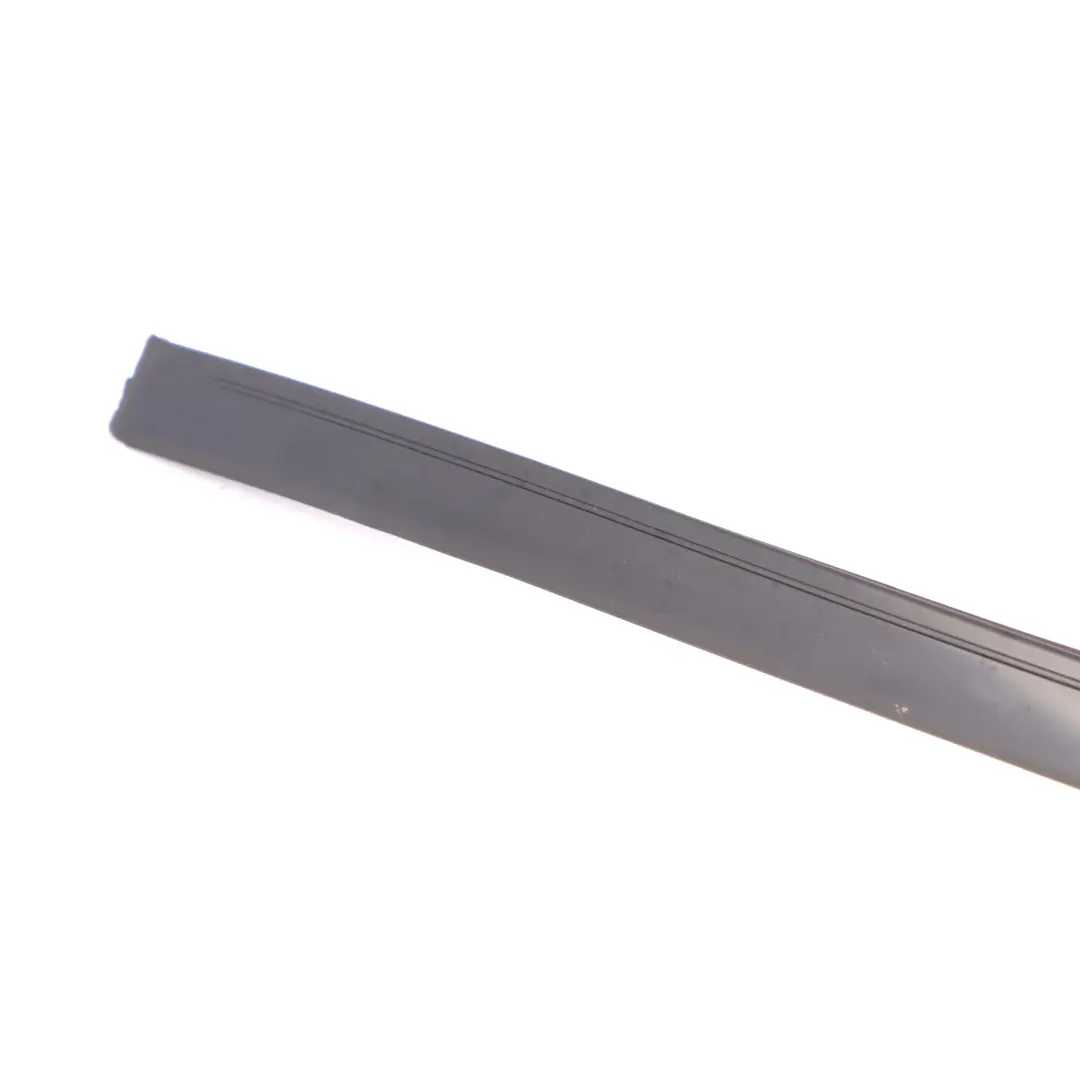 Bande de pare-brise avant droite Panneau de moulage noir pour Mercedes W251 à propos du numéro de pièce A2516905062 Mercedes W251 Bande de pare-brise avant droite Panneau de moulage noir - SKU A2516905062 - Numéro de pièce A2516905062