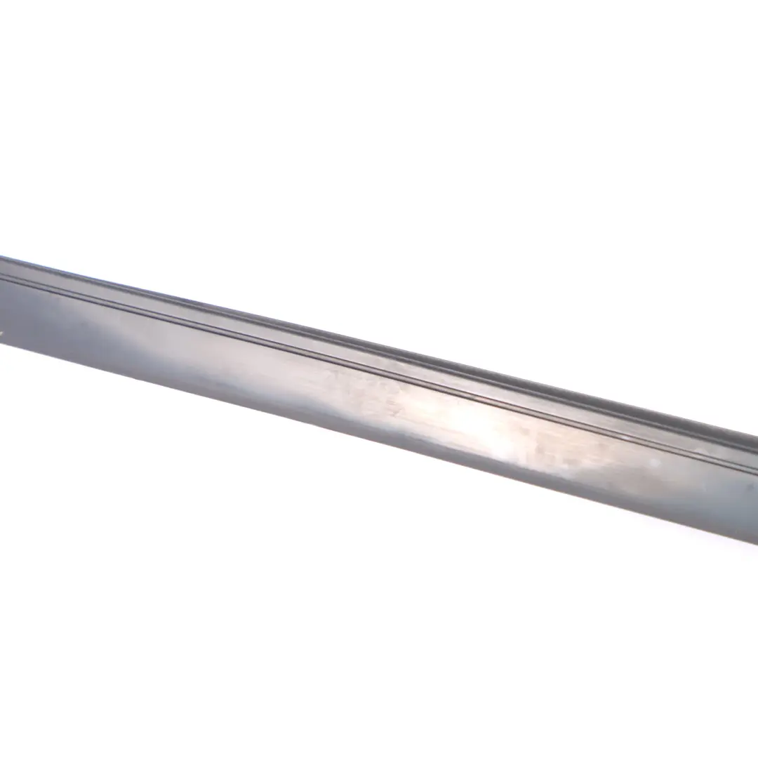 Bande de pare-brise avant droite Panneau de moulage noir pour Mercedes W251 à propos du numéro de pièce A2516905062 Mercedes W251 Bande de pare-brise avant droite Panneau de moulage noir - SKU A2516905062 - Numéro de pièce A2516905062