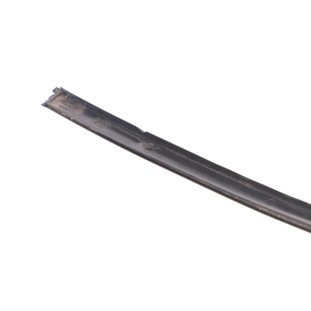 Bande de pare-brise avant droite Panneau de moulage noir pour Mercedes W251 à propos du numéro de pièce A2516905062 Mercedes W251 Bande de pare-brise avant droite Panneau de moulage noir - SKU A2516905062 - Numéro de pièce A2516905062