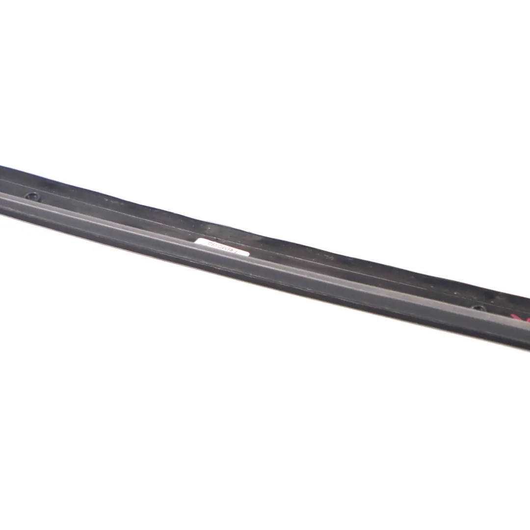 Parabrisas Delantero Derecho Cubierta Moldura Panel Negro para Mercedes W251 con número de pieza A2516905062 Mercedes W251 Parabrisas Delantero Derecho Cubierta Moldura Panel Negro - SKU A2516905062 - Número de pieza A2516905062