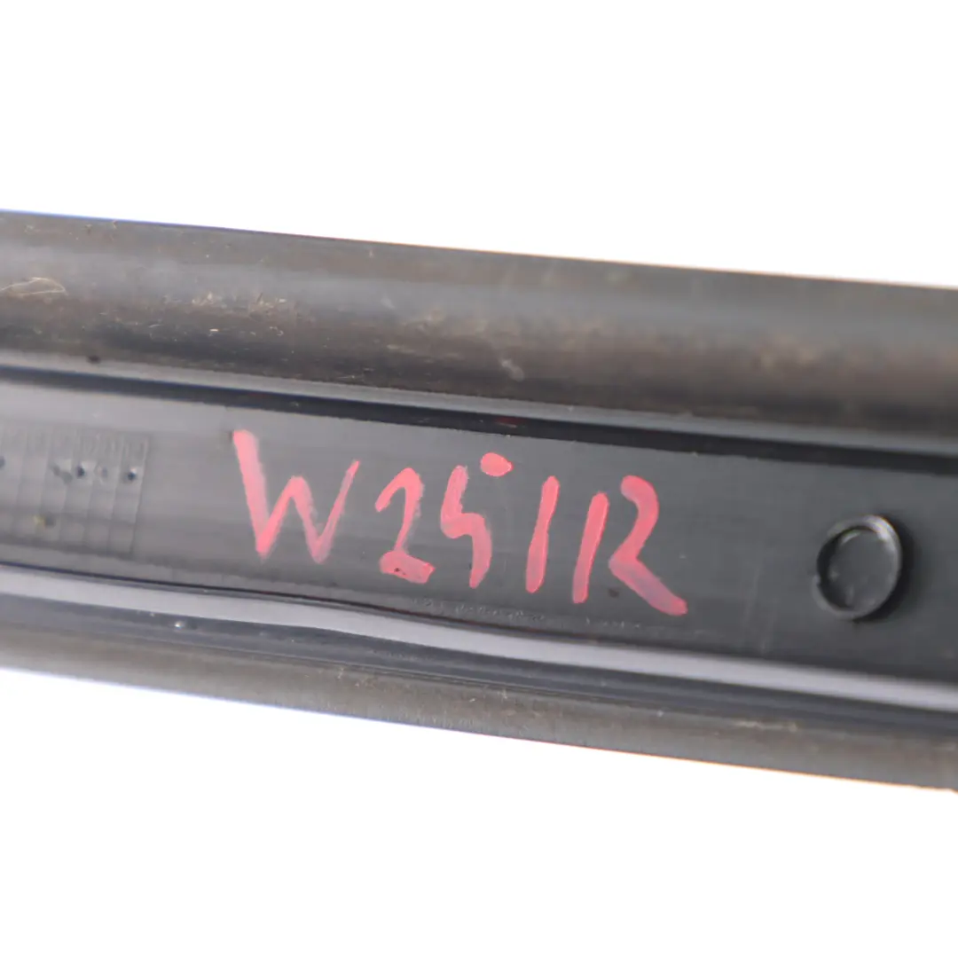 Mercedes W251 Bande de pare-brise avant droite Panneau de moulage noir - SKU A2516905062 - Numéro de pièce A2516905062