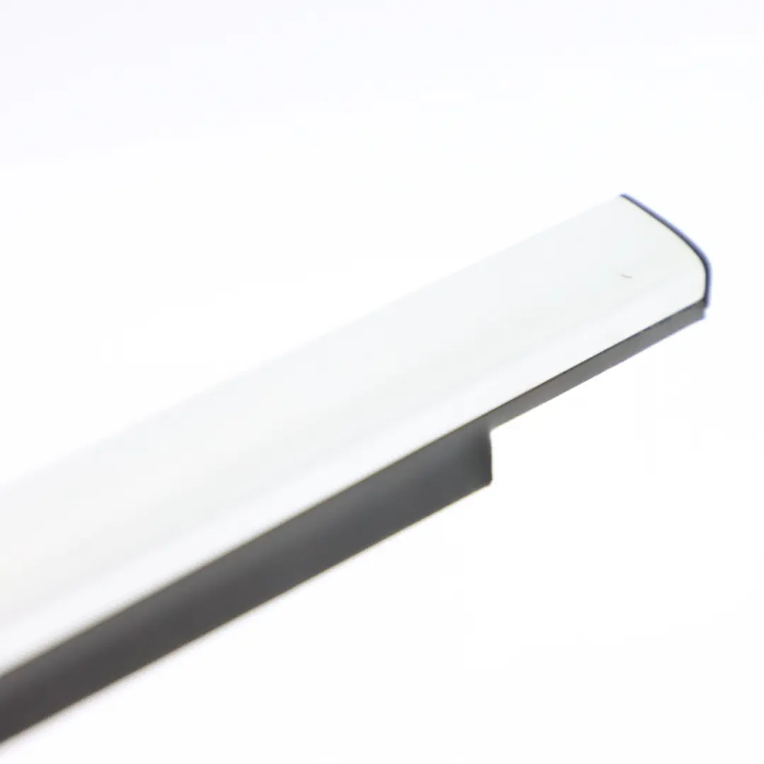 Moldura de ventana de puerta delantera derecha para Mercedes W251 con número de pieza A2516906680 Mercedes W251 Moldura de ventana de puerta delantera derecha - SKU A2516906680 - Número de pieza A2516906680