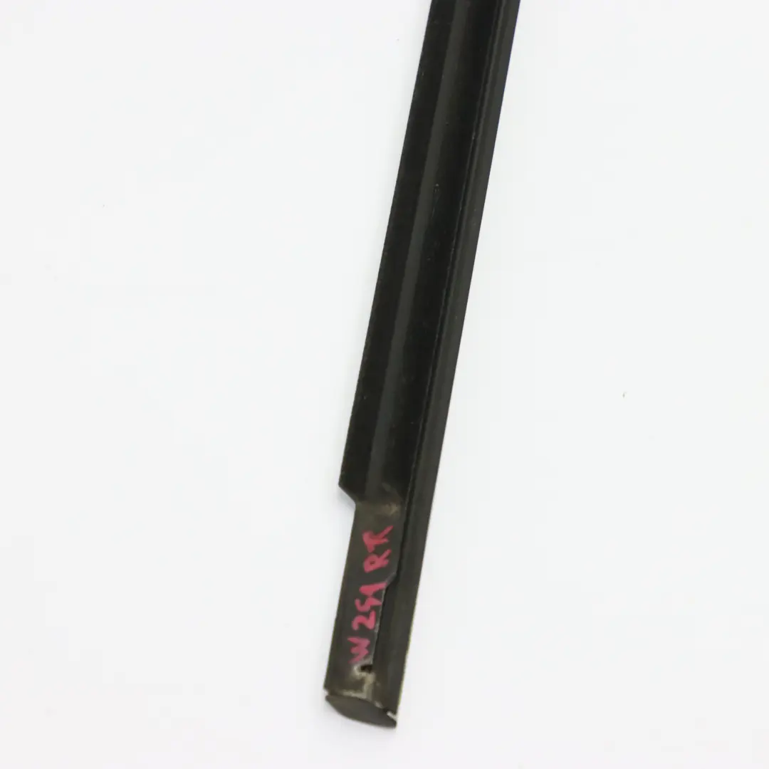 Brosse Lunette Arrière Droite Barre garniture pare-brise chromée pour Mercedes W251 à propos du numéro de pièce A2516907080 Mercedes W251 Brosse Lunette Arrière Droite Barre garniture pare-brise chromée - SKU A2516907080 - Numéro de pièce A2516907080