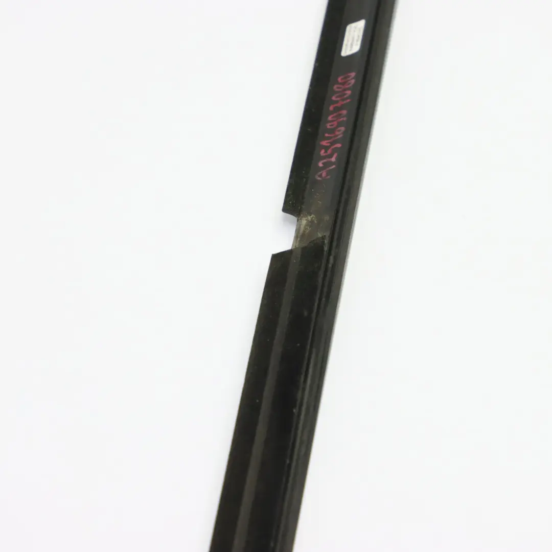 Ventana Trasera Franja Derecha Cromo Burlete Barra de recorte para Mercedes W251 con número de pieza A2516907080 Mercedes W251 Ventana Trasera Franja Derecha Cromo Burlete Barra de recorte - SKU A2516907080 - Número de pieza A2516907080
