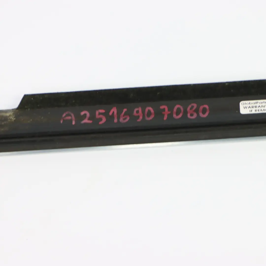 Brosse Lunette Arrière Droite Barre garniture pare-brise chromée pour Mercedes W251 à propos du numéro de pièce A2516907080 Mercedes W251 Brosse Lunette Arrière Droite Barre garniture pare-brise chromée - SKU A2516907080 - Numéro de pièce A2516907080