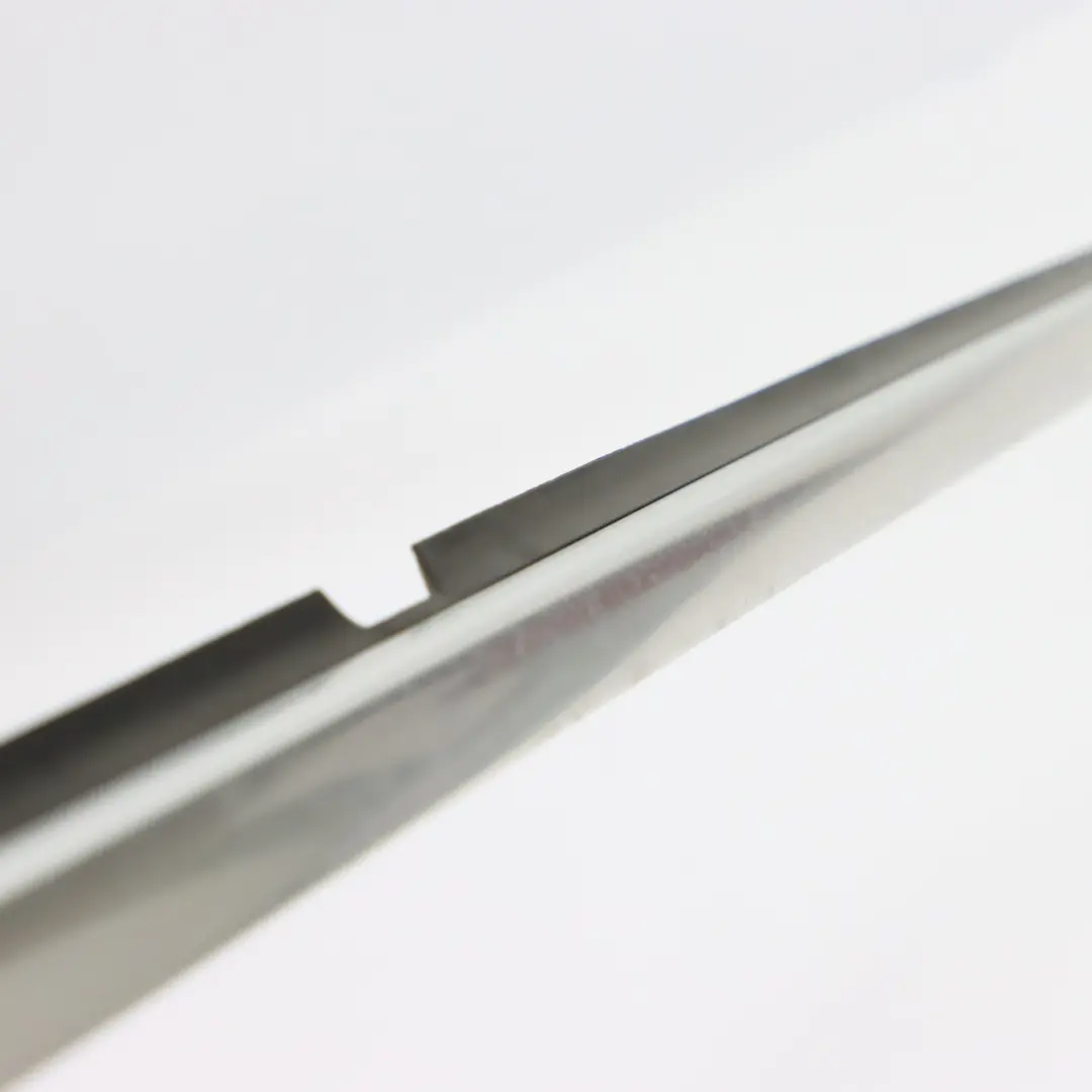 Ventana Trasera Franja Derecha Cromo Burlete Barra de recorte para Mercedes W251 con número de pieza A2516907080 Mercedes W251 Ventana Trasera Franja Derecha Cromo Burlete Barra de recorte - SKU A2516907080 - Número de pieza A2516907080