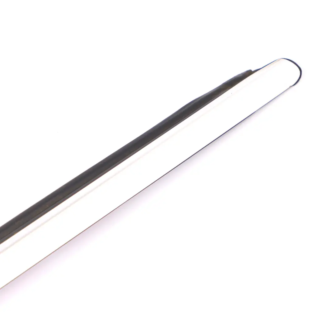 Barre de garniture de vitre arrière gauche Chrom pour Mercedes W251 à propos du numéro de pièce A2516907980 Mercedes W251 Barre de garniture de vitre arrière gauche Chrom - SKU A2516907980 - Numéro de pièce A2516907980