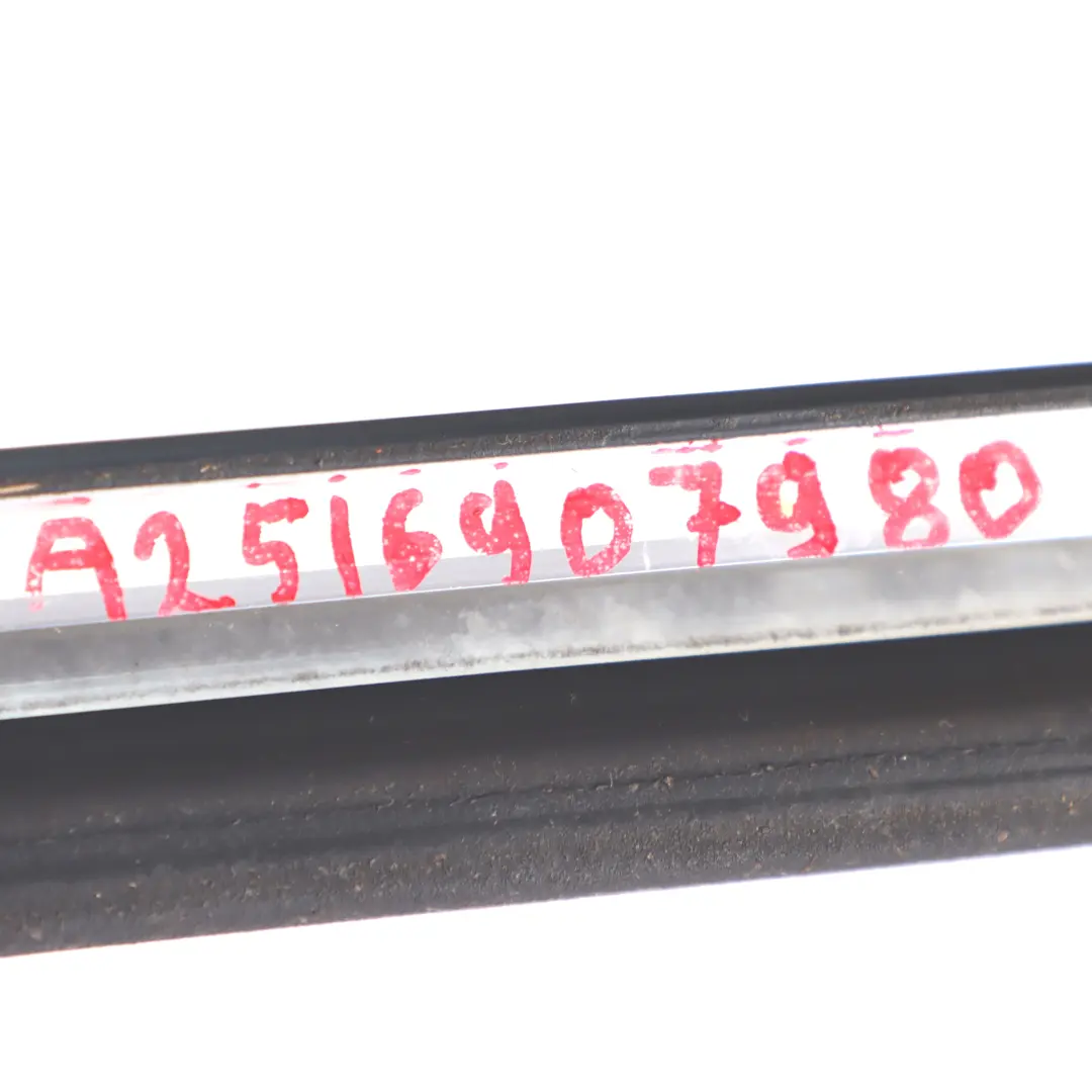 Barre de garniture de vitre arrière gauche Chrom pour Mercedes W251 à propos du numéro de pièce A2516907980 Mercedes W251 Barre de garniture de vitre arrière gauche Chrom - SKU A2516907980 - Numéro de pièce A2516907980