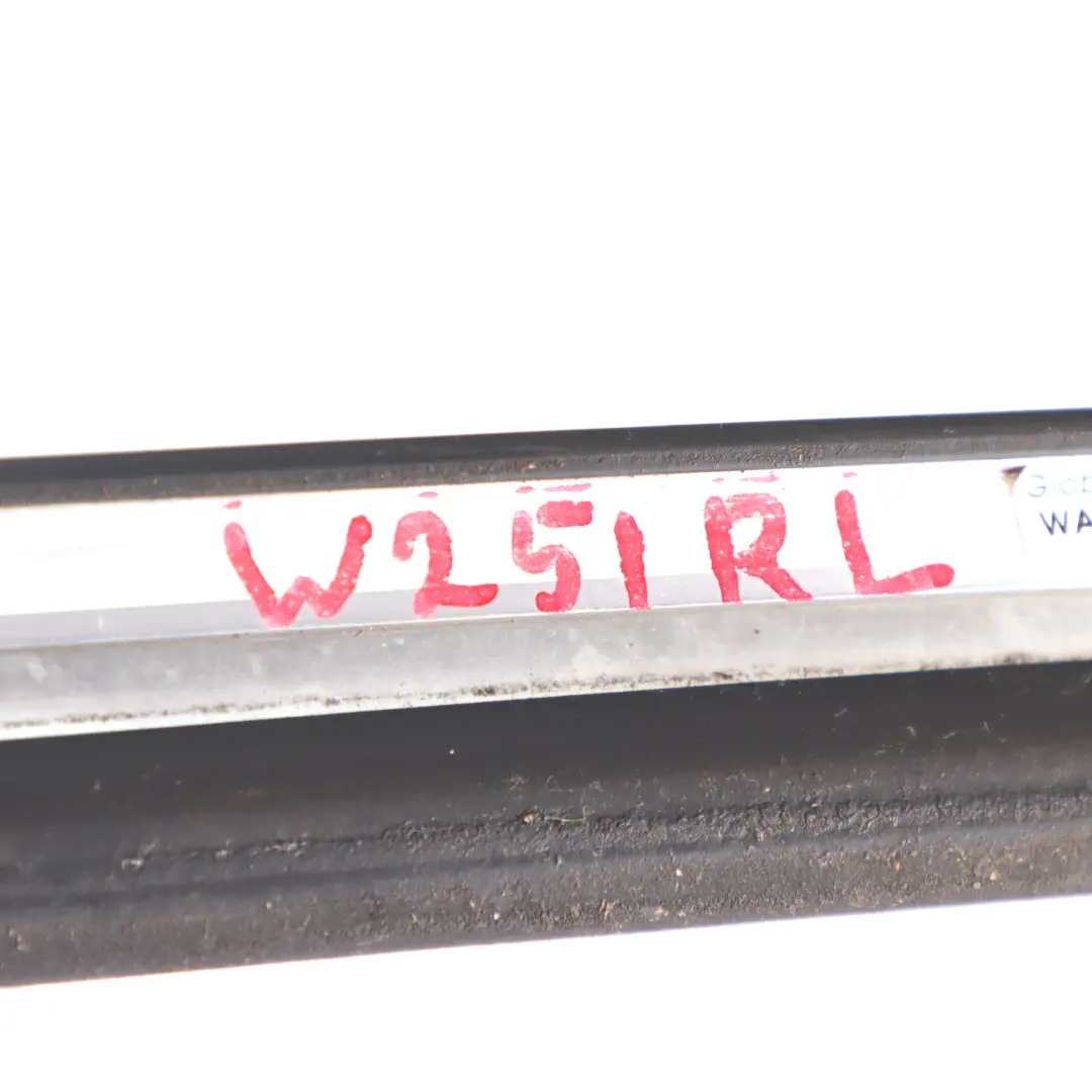 Barre de garniture de vitre arrière gauche Chrom pour Mercedes W251 à propos du numéro de pièce A2516907980 Mercedes W251 Barre de garniture de vitre arrière gauche Chrom - SKU A2516907980 - Numéro de pièce A2516907980