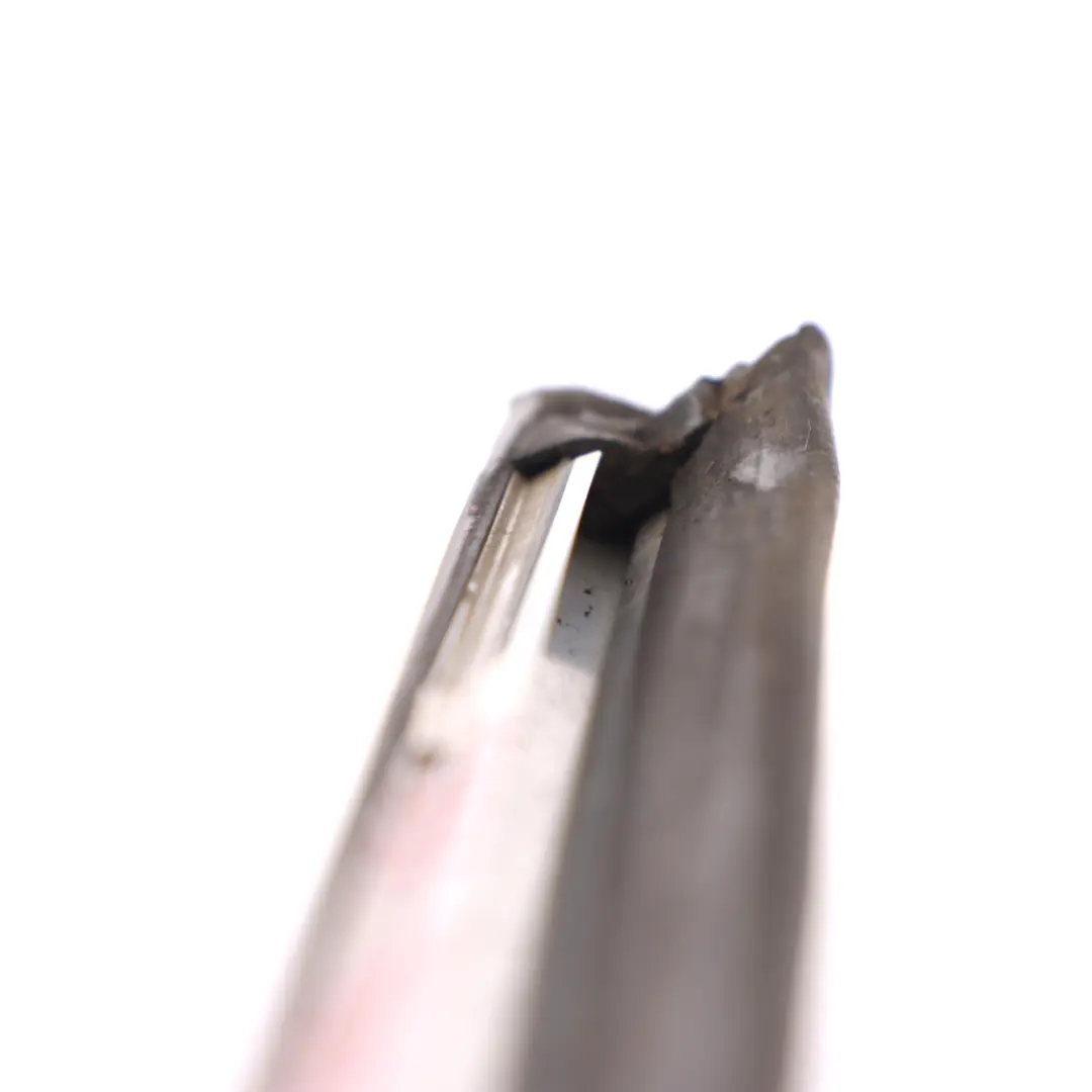 Listwa Szyby Drzwi Lewy Tył Czarna do Mercedes W251 o numerze A2516907980 Mercedes W251 Listwa Szyby Drzwi Lewy Tył Czarna - SKU A2516907980 - Numer Części A2516907980