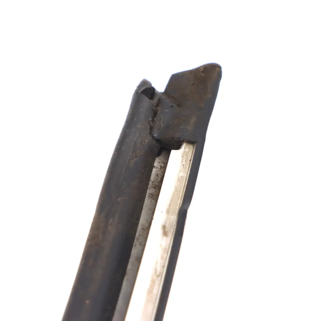 Barre de garniture de vitre arrière droite Chrom pour Mercedes W251 à propos du numéro de pièce A2516908080 Mercedes W251 Barre de garniture de vitre arrière droite Chrom - SKU A2516908080 - Numéro de pièce A2516908080