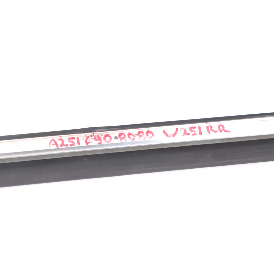 Barre de garniture de vitre arrière droite Chrom pour Mercedes W251 à propos du numéro de pièce A2516908080 Mercedes W251 Barre de garniture de vitre arrière droite Chrom - SKU A2516908080 - Numéro de pièce A2516908080