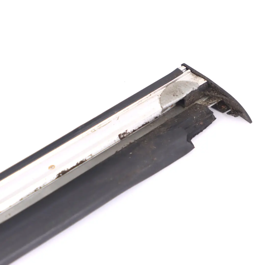 Barra embellecedora trasera izquierda para Mercedes W246 con número de pieza A2516908080 Mercedes W246 Barra embellecedora trasera izquierda - SKU A2516908080 - Número de pieza A2516908080