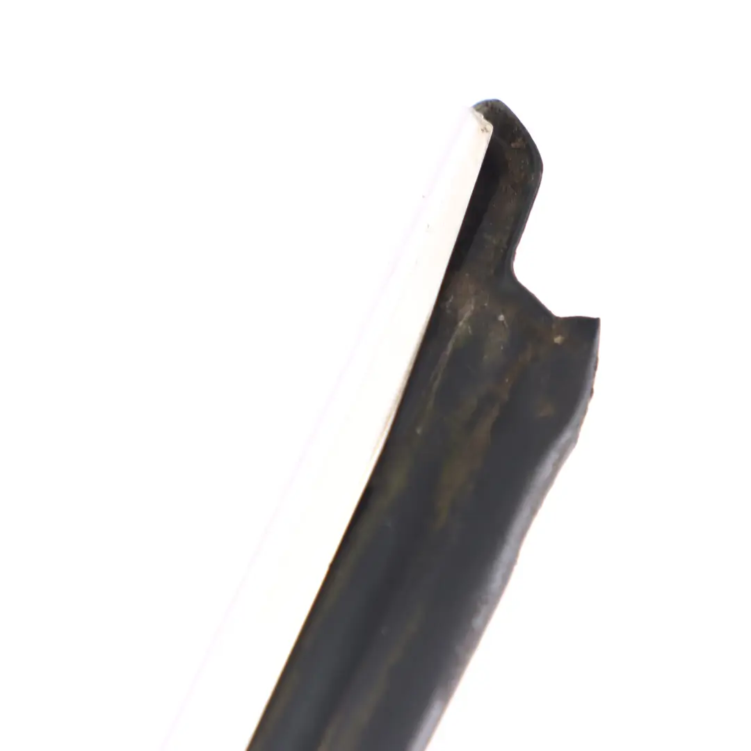 Barre de garniture de vitre arrière droite Chrom pour Mercedes W251 à propos du numéro de pièce A2516908080 Mercedes W251 Barre de garniture de vitre arrière droite Chrom - SKU A2516908080 - Numéro de pièce A2516908080