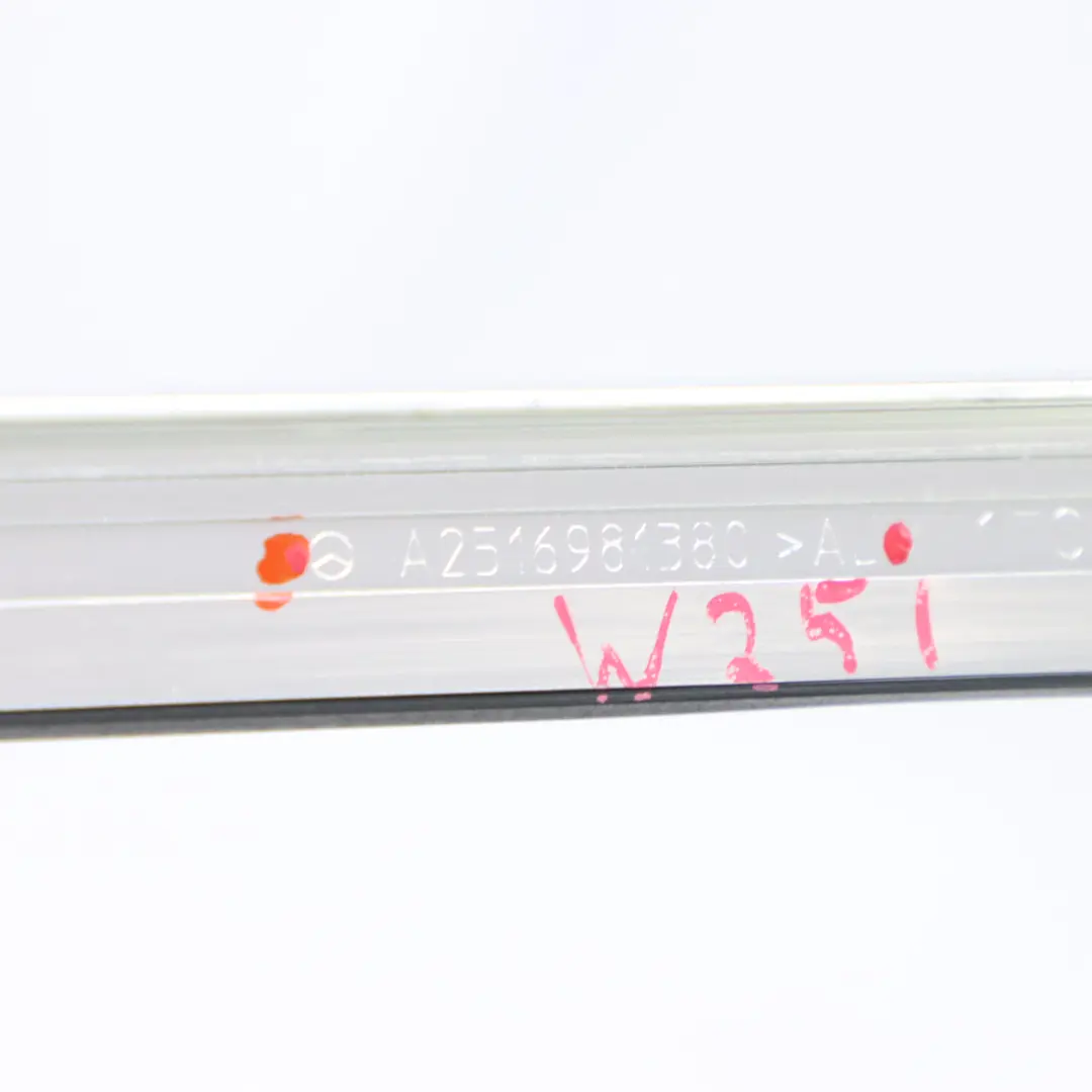 Vordertür Fenster Zierleiste links Chrom A2516981380 für Mercedes W251 mit Teilenummer A2516909180 Mercedes W251 Vordertür Fenster Zierleiste links Chrom A2516981380 - SKU A2516909180 - Teilenummer A2516909180