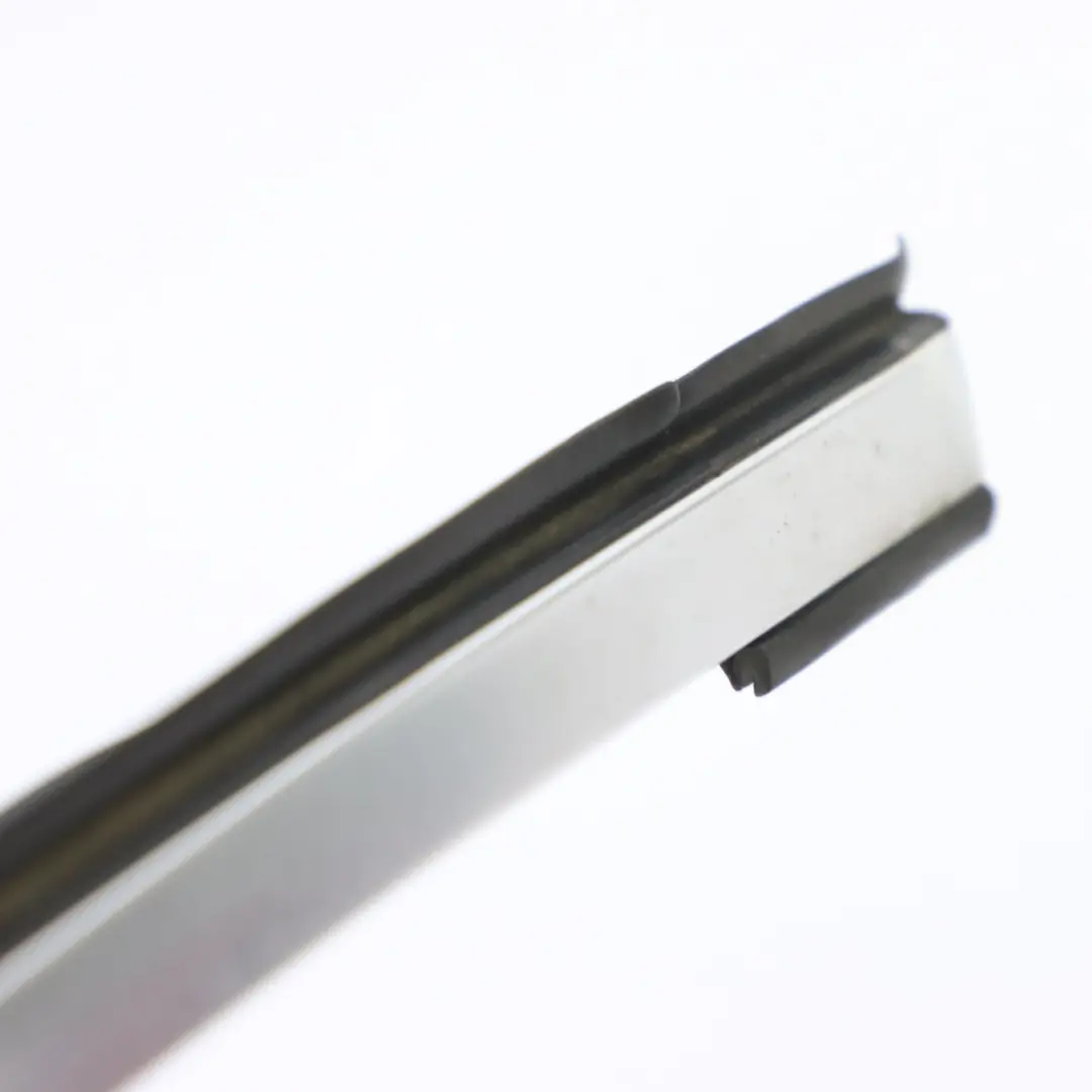 Striscia rivestimento finestrino porta anteriore sinistra Cromo per Mercedes W251 con numero di parte A2516909180 Mercedes W251 Striscia rivestimento finestrino porta anteriore sinistra Cromo - SKU A2516909180 - Numero di parte A2516909180