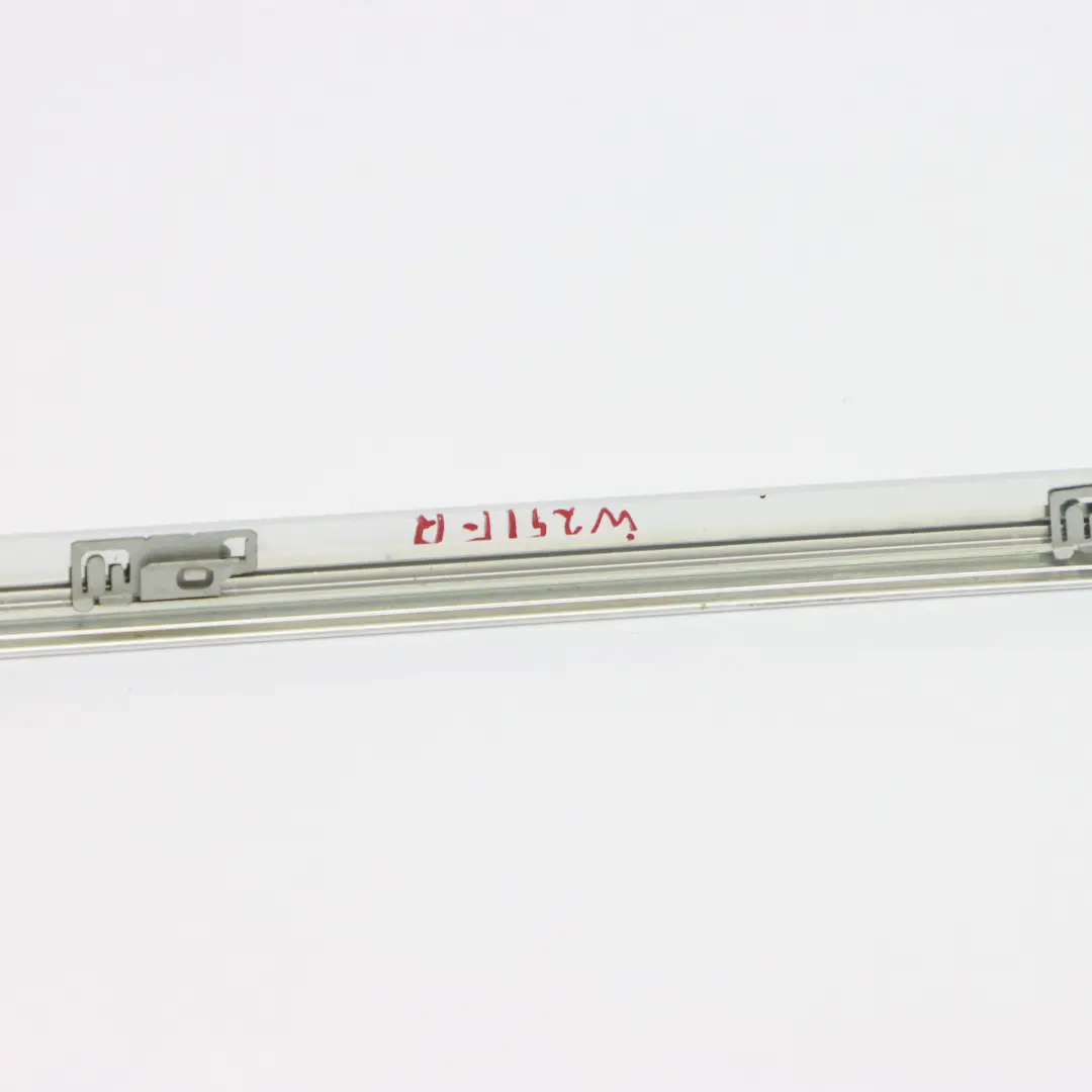 Embellecedor ventana puerta delantera Derecha Cromo para Mercedes W251 con número de pieza A2516909280 Mercedes W251 Embellecedor ventana puerta delantera Derecha Cromo - SKU A2516909280 - Número de pieza A2516909280