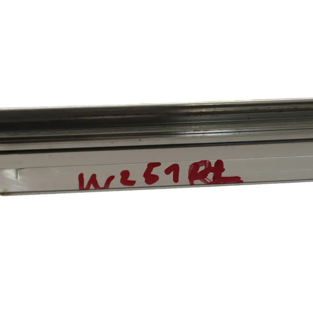 Finestrino Striscia rivestimento posteriore sinistra Cromo per Mercedes W251 con numero di parte A2516909580 Mercedes W251 Finestrino Striscia rivestimento posteriore sinistra Cromo - SKU A2516909580 - Numero di parte A2516909580