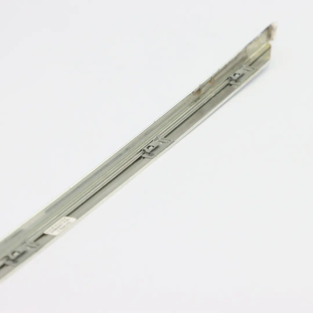 Finestrino Striscia rivestimento posteriore sinistra Cromo per Mercedes W251 con numero di parte A2516909580 Mercedes W251 Finestrino Striscia rivestimento posteriore sinistra Cromo - SKU A2516909580 - Numero di parte A2516909580