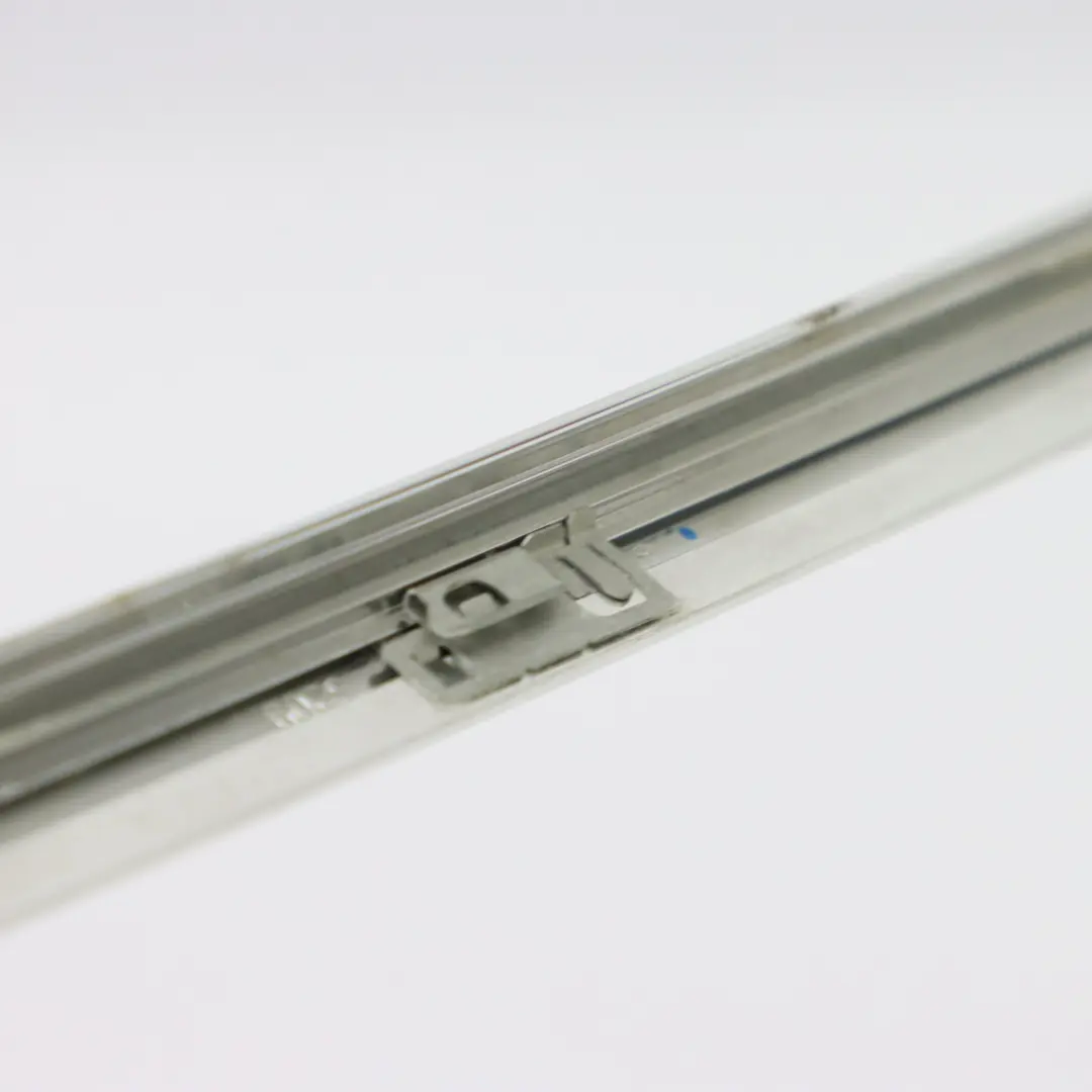 Embellecedor Ventana Trasera Derecha Cromado para Mercedes W251 con número de pieza A2516909680 Mercedes W251 Embellecedor Ventana Trasera Derecha Cromado - SKU A2516909680 - Número de pieza A2516909680