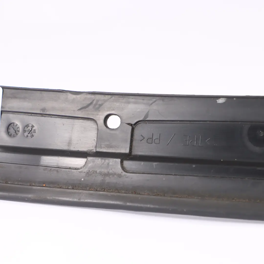 Cadre d'étanchéité de la porte avant droite pour Mercedes W251 à propos du numéro de pièce A2517200678 Mercedes W251 Cadre d'étanchéité de la porte avant droite - SKU A2517200678 - Numéro de pièce A2517200678