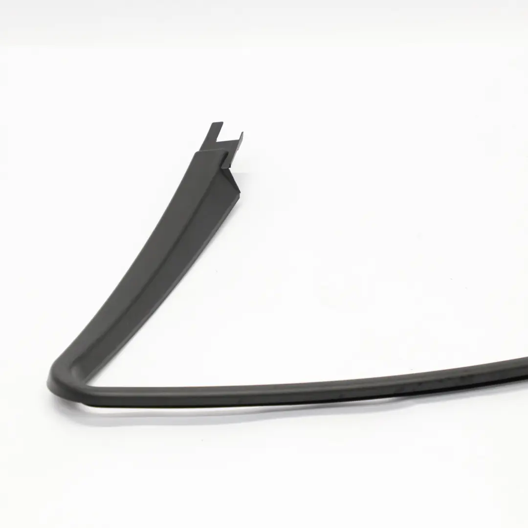 Encadrement de fenêtre de porte avant droite noir pour Mercedes W251 à propos du numéro de pièce A2517250271 Mercedes W251 Encadrement de fenêtre de porte avant droite noir - SKU A2517250271 - Numéro de pièce A2517250271