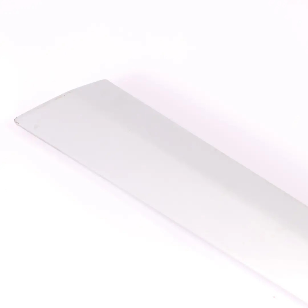 Bande décorative porte intérieure arrière gauche Alu pour Mercedes W251 à propos du numéro de pièce A2517300122 Mercedes W251 Bande décorative porte intérieure arrière gauche Alu - SKU A2517300122 - Numéro de pièce A2517300122