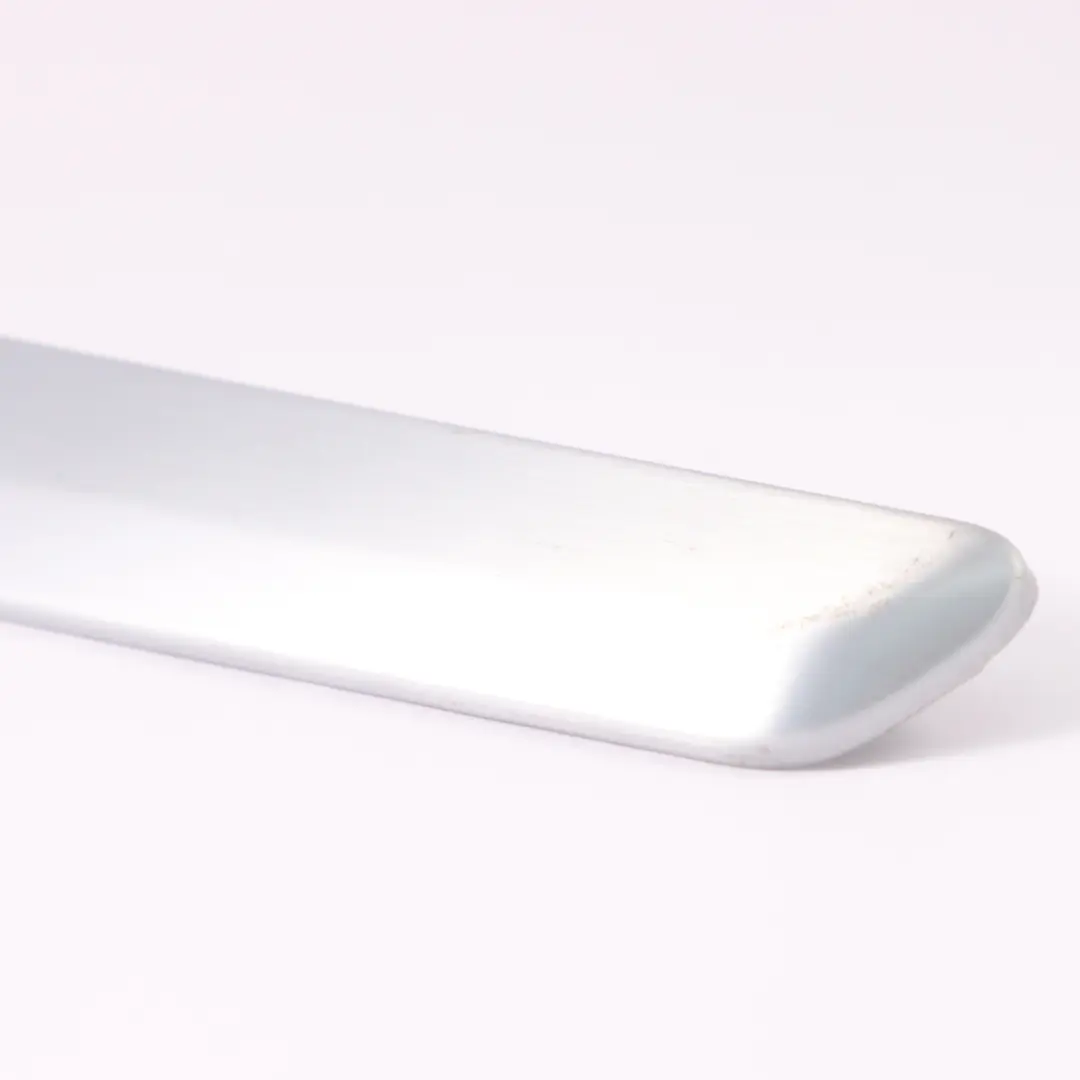 Bande décorative porte intérieure arrière droite Alu pour Mercedes W251 à propos du numéro de pièce A2517300222 Mercedes W251 Bande décorative porte intérieure arrière droite Alu - SKU A2517300222 - Numéro de pièce A2517300222