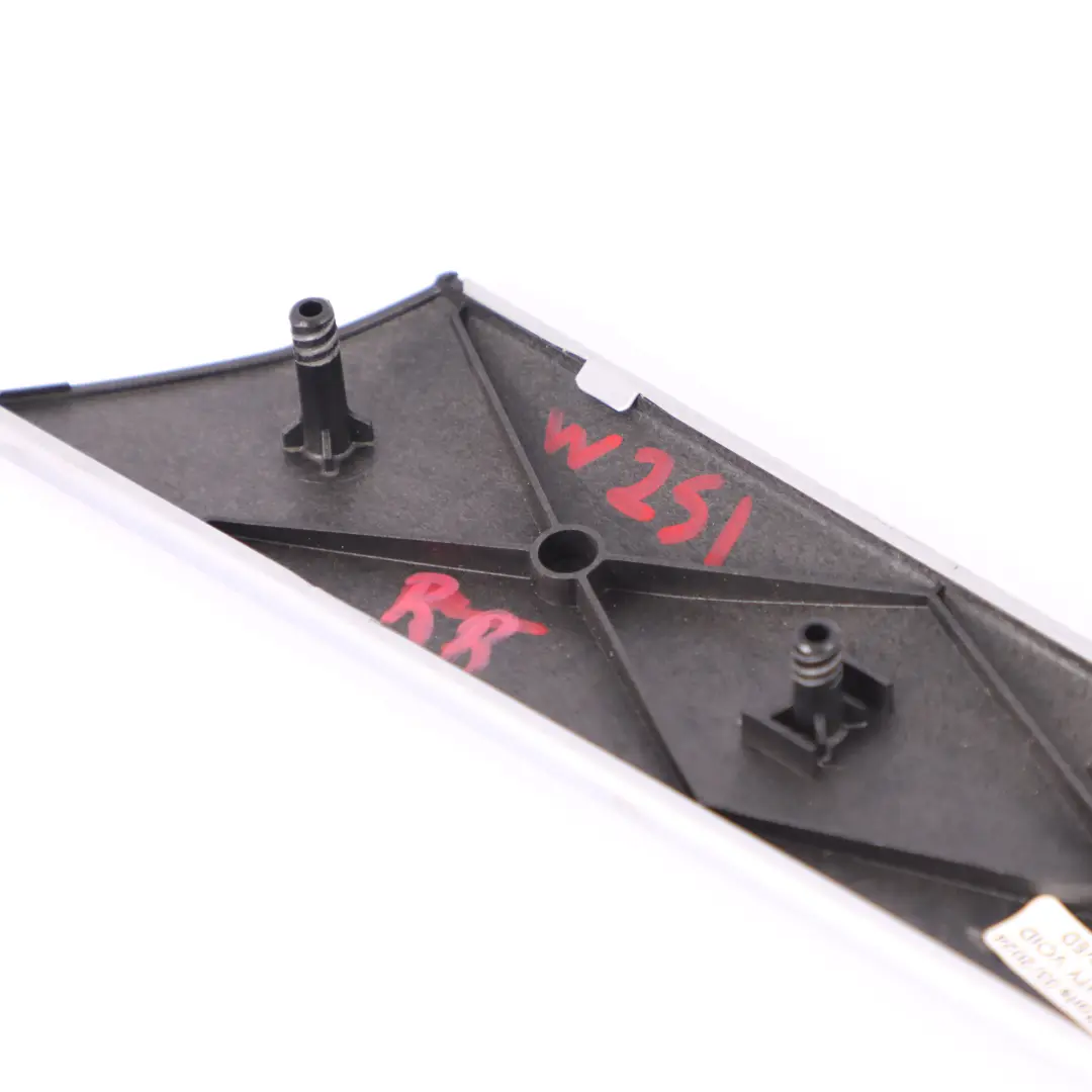 Striscia decorativa porta posteriore destra Alu per Mercedes W251 con numero di parte A2517300222 Mercedes W251 Striscia decorativa porta posteriore destra Alu - SKU A2517300222 - Numero di parte A2517300222