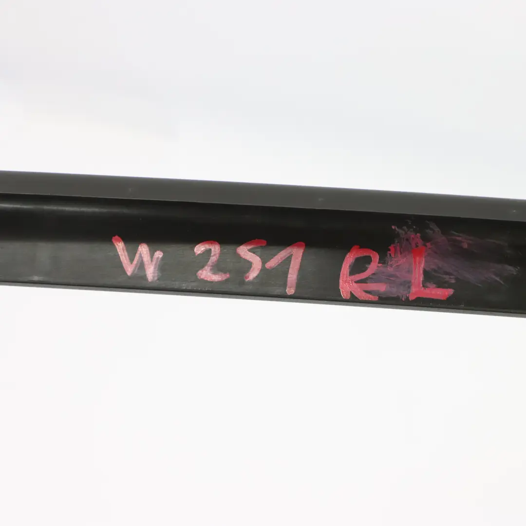 Mercedes W251 Encadrement De Fenêtre De Porte Arriere Gauche Noir - SKU A2517350371 - Numéro de pièce A2517350371