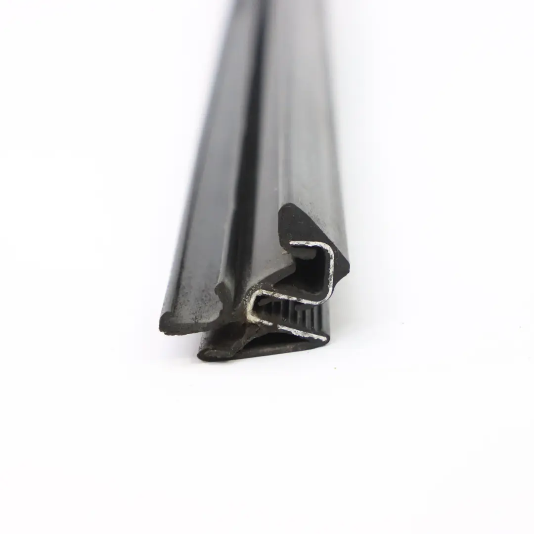 Guarnizione parabrezza posteriore sinistro Striscia tenuta Trim per Mercedes W251 con numero di parte A2517351965 Mercedes W251 Guarnizione parabrezza posteriore sinistro Striscia tenuta Trim - SKU A2517351965 - Numero di parte A2517351965