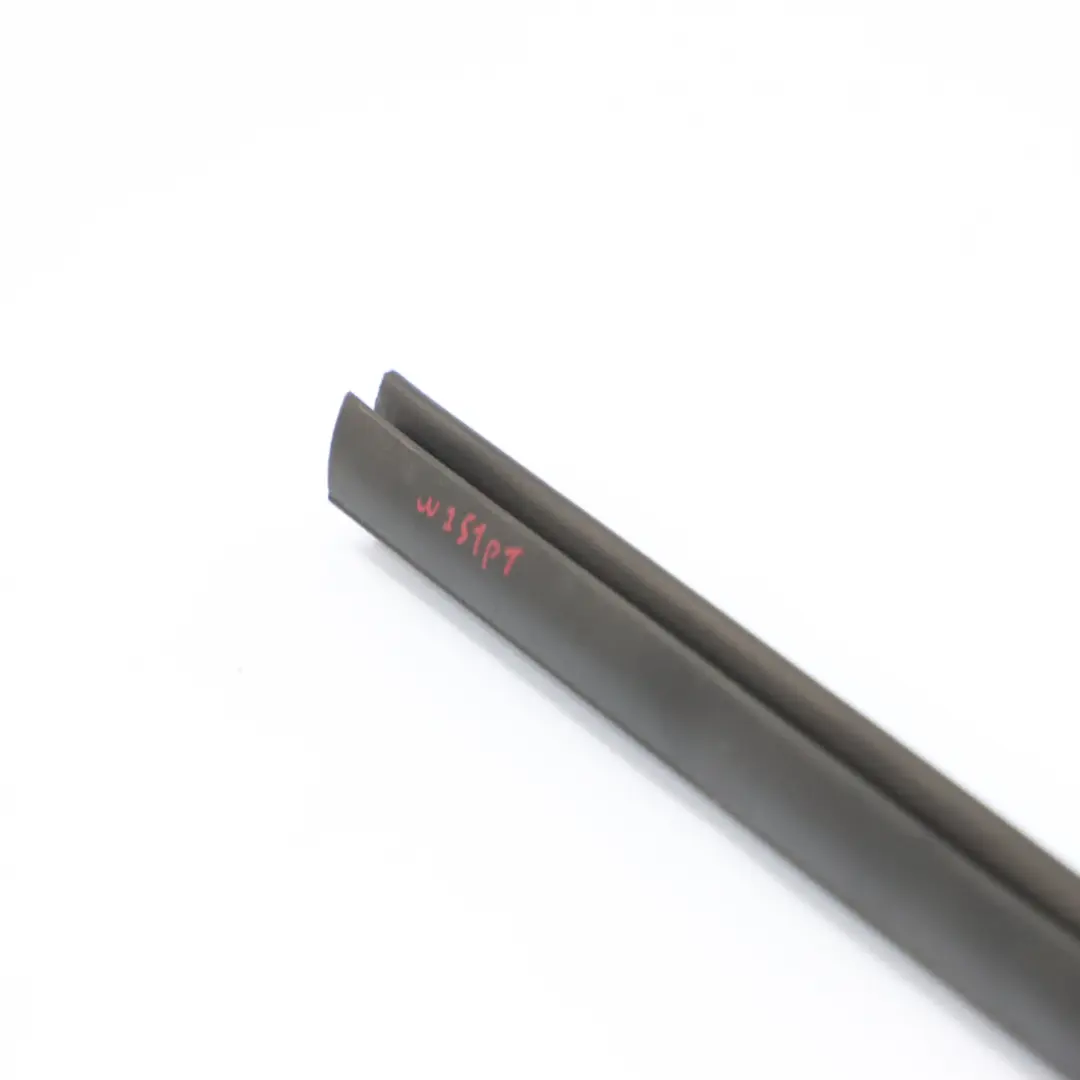 Fenster schienen dichtung hinten rechts Trim für Mercedes W251 mit Teilenummer A2517352065 Mercedes W251 Fenster schienen dichtung hinten rechts Trim - SKU A2517352065 - Teilenummer A2517352065