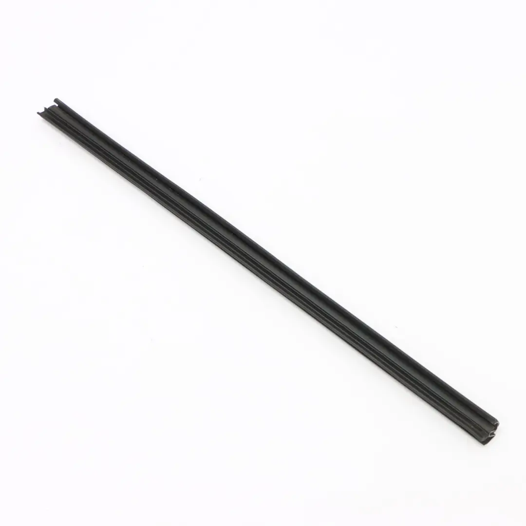 Joint de vitre arrière droite Bande d'étanchéité pour Mercedes W251 à propos du numéro de pièce A2517352065 Mercedes W251 Joint de vitre arrière droite Bande d'étanchéité - SKU A2517352065 - Numéro de pièce A2517352065