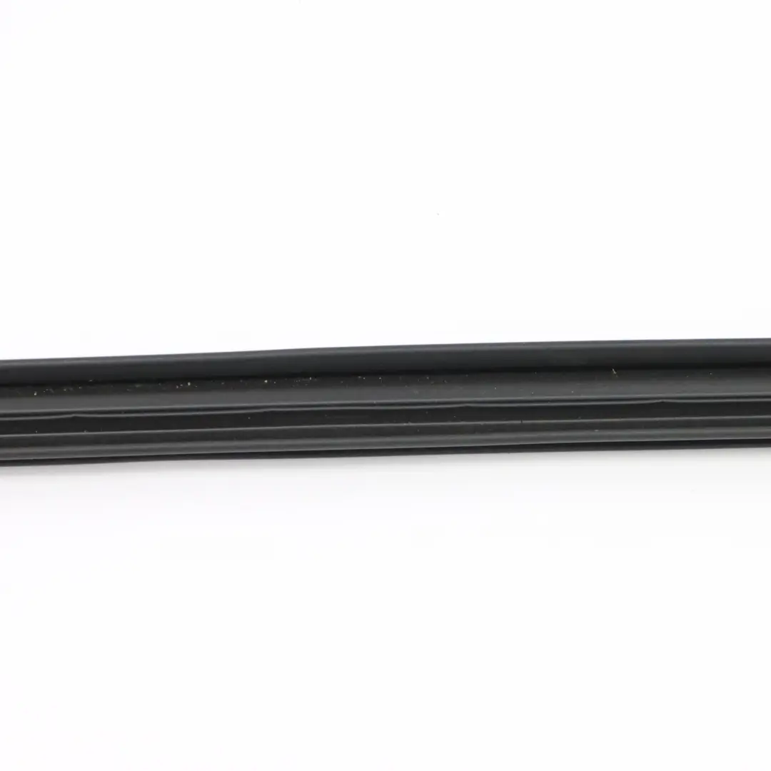 Joint de vitre arrière droite Bande d'étanchéité pour Mercedes W251 à propos du numéro de pièce A2517352065 Mercedes W251 Joint de vitre arrière droite Bande d'étanchéité - SKU A2517352065 - Numéro de pièce A2517352065