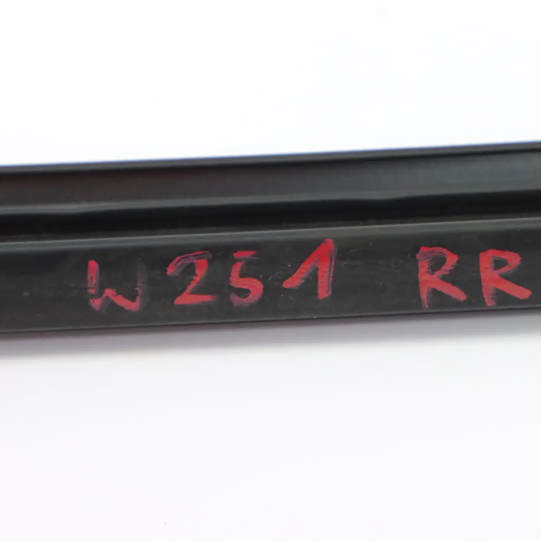 Mercedes W251 Embellecedor de Rail de Ventana Trasera Derecha - SKU A2517352065 - Número de pieza A2517352065