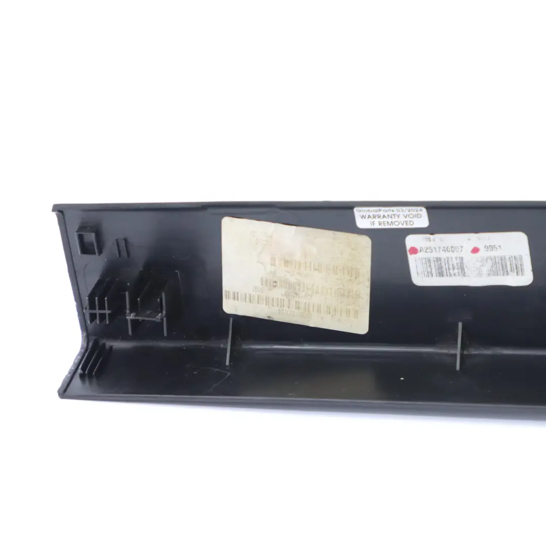 Kofferraumdeckel Abdeckung Trim Obere Mitte Schwarz A2517400070 für Mercedes W251 mit Teilenummer A2517400200 Mercedes W251 Kofferraumdeckel Abdeckung Trim Obere Mitte Schwarz A2517400070 - SKU A2517400200 - Teilenummer A2517400200