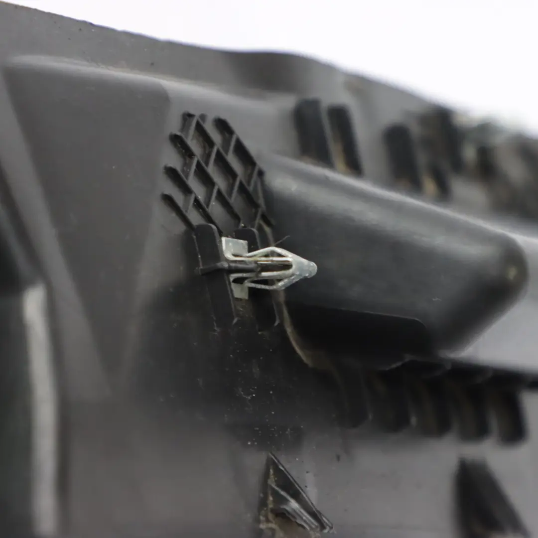 Osłona Pokrywa Zamka Klapy Bagażnika Czarny do Mercedes W251 o numerze A2517470087 Mercedes W251 Osłona Pokrywa Zamka Klapy Bagażnika Czarny - SKU A2517470087 - Numer Części A2517470087