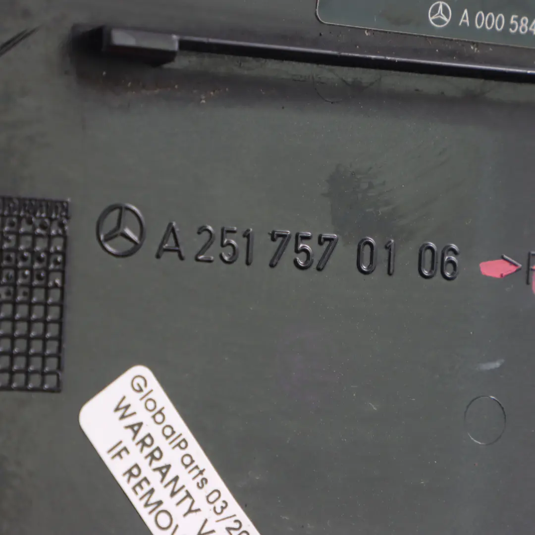 Mercedes W251 Tapa Depósito Combustible Negro Obsidiana - 197 - SKU A2517570106-OB - Número de pieza A2517570106