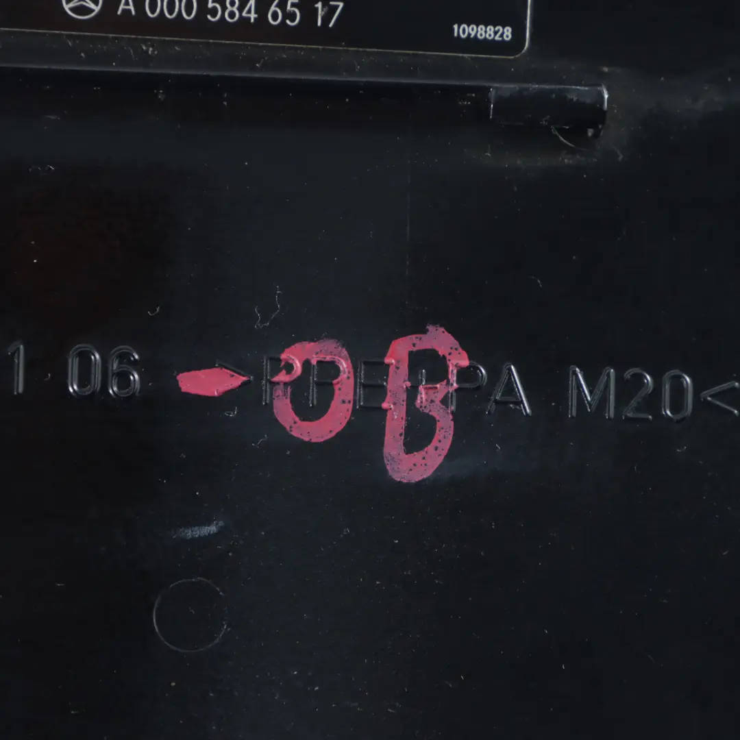 Coperchio Serbatoio Carburante Nero Ossidiana - 197 per Mercedes W251 con numero di parte A2517570106 Mercedes W251 Coperchio Serbatoio Carburante Nero Ossidiana - 197 - SKU A2517570106-OB - Numero di parte A2517570106