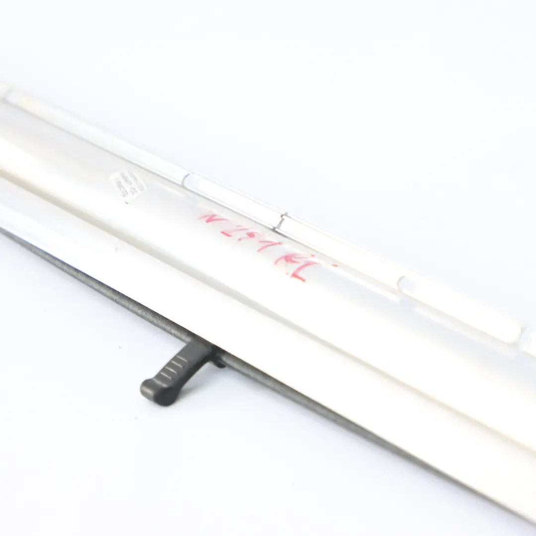 Finestra rullo Porta posteriore sinistra Protezione solare per Mercedes W251 con numero di parte A2518100520 Mercedes W251 Finestra rullo Porta posteriore sinistra Protezione solare - SKU A2518100520 - Numero di parte A2518100520