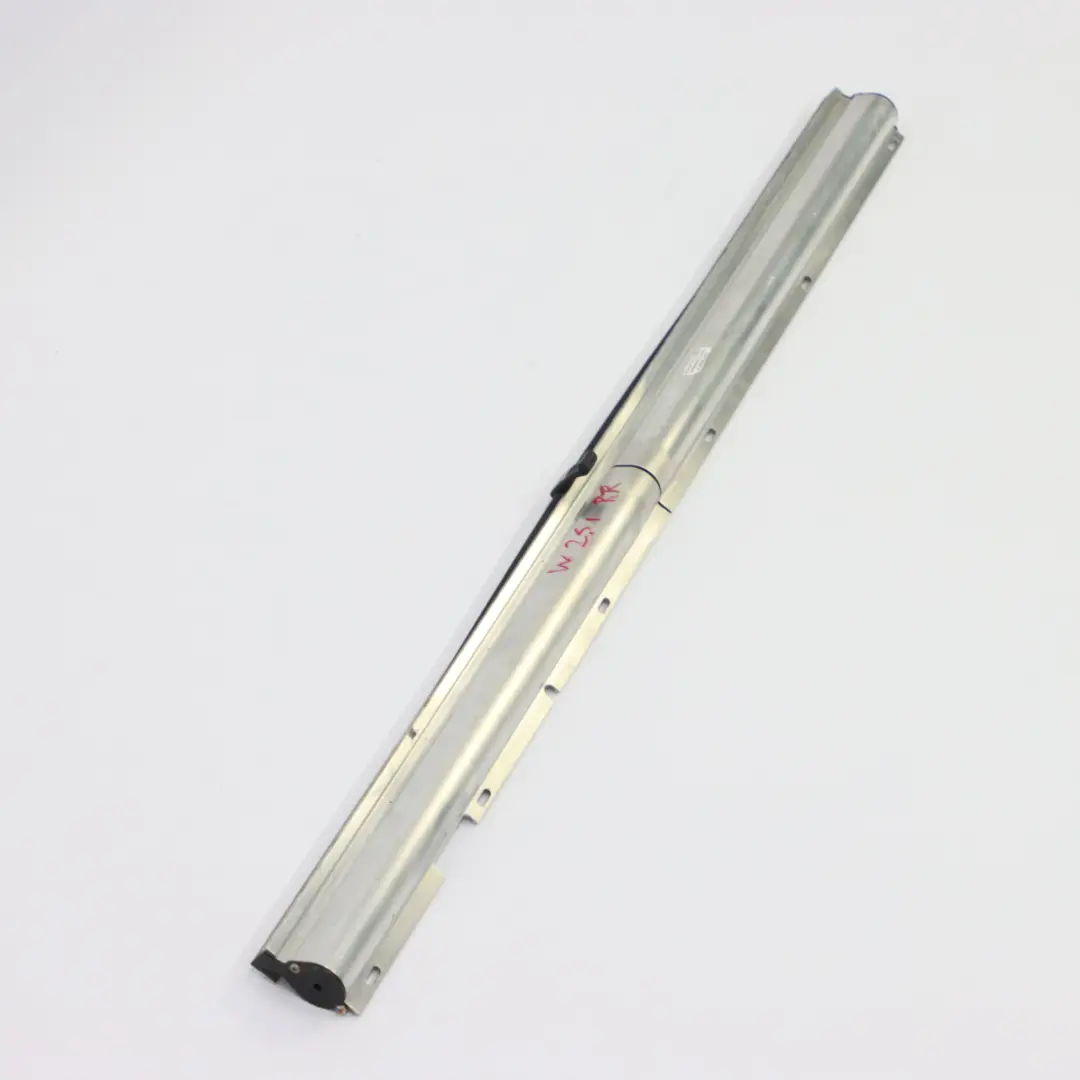 Fenster Rollo Tür hinten rechts Sonnenschutz für Mercedes W251 mit Teilenummer A2518100620 Mercedes W251 Fenster Rollo Tür hinten rechts Sonnenschutz - SKU A2518100620 - Teilenummer A2518100620