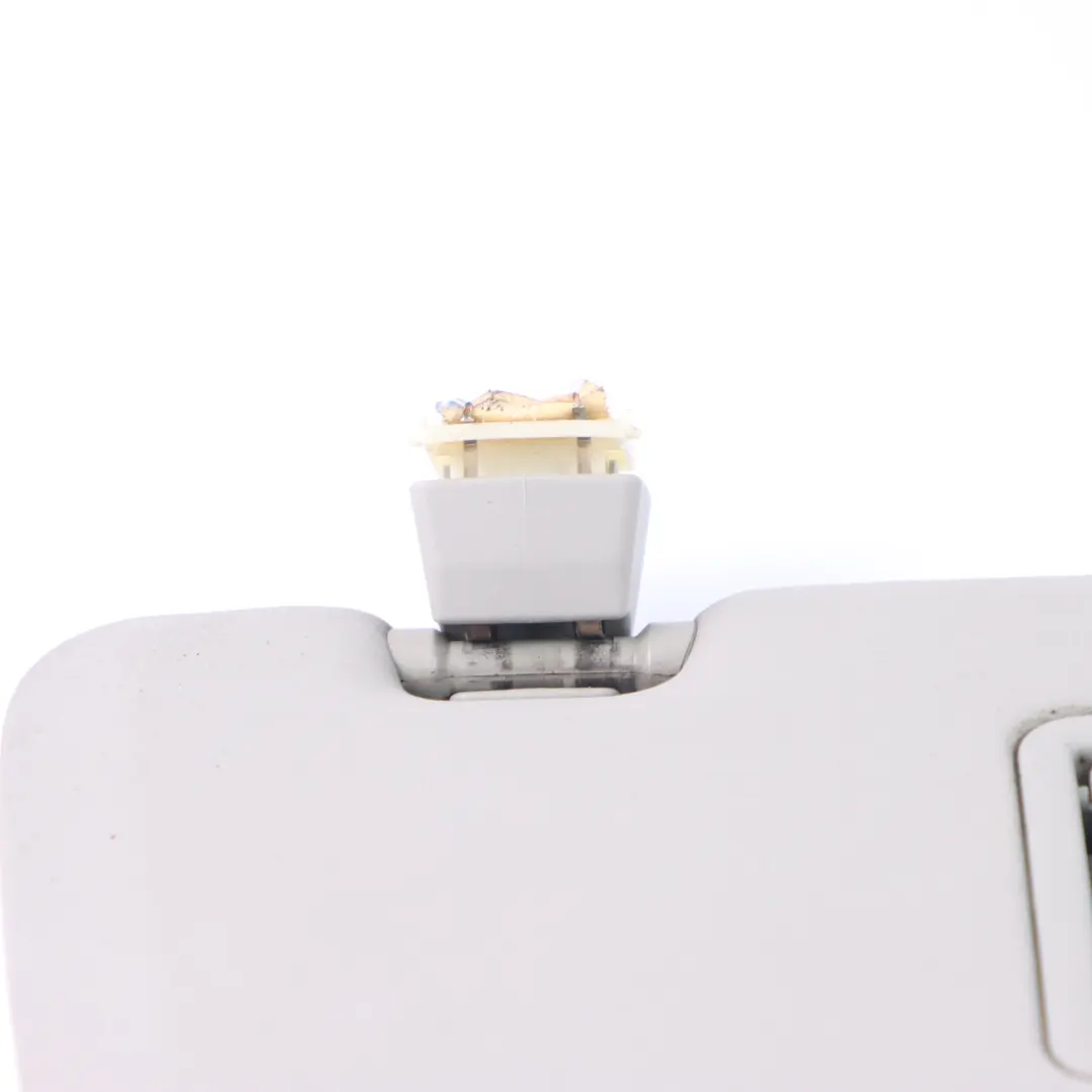 Sonnen blende Spiegel Panel rechts Abdeckung grau für Mercedes W251 mit Teilenummer A2518100810 Mercedes W251 Sonnen blende Spiegel Panel rechts Abdeckung grau - SKU A2518100810 - Teilenummer A2518100810