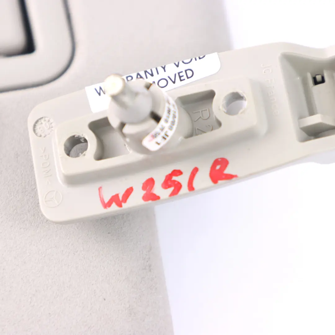 Sonnen blende Spiegel Panel rechts Abdeckung grau für Mercedes W251 mit Teilenummer A2518100810 Mercedes W251 Sonnen blende Spiegel Panel rechts Abdeckung grau - SKU A2518100810 - Teilenummer A2518100810