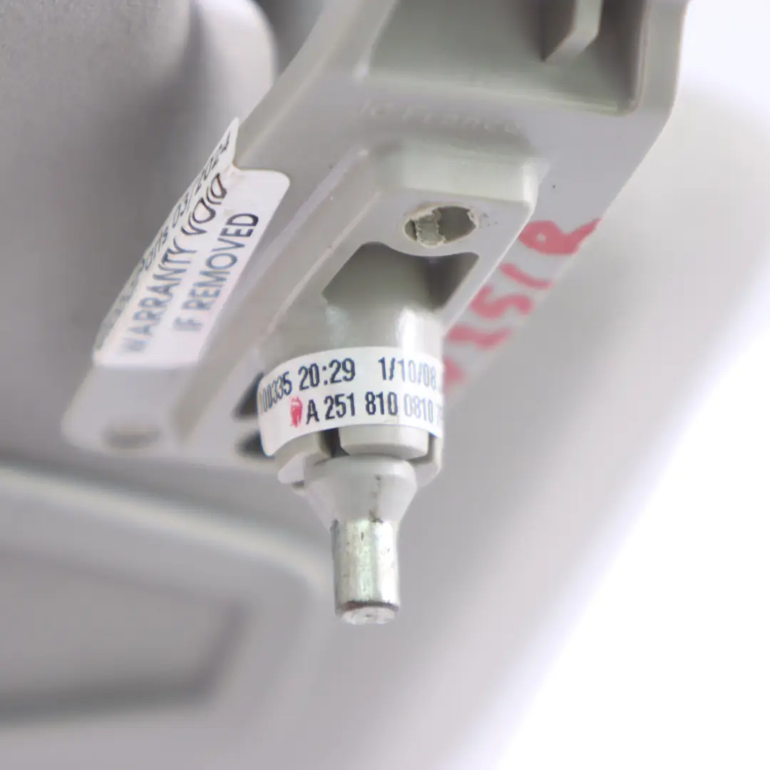 Sonnen blende Spiegel Panel rechts Abdeckung grau für Mercedes W251 mit Teilenummer A2518100810 Mercedes W251 Sonnen blende Spiegel Panel rechts Abdeckung grau - SKU A2518100810 - Teilenummer A2518100810