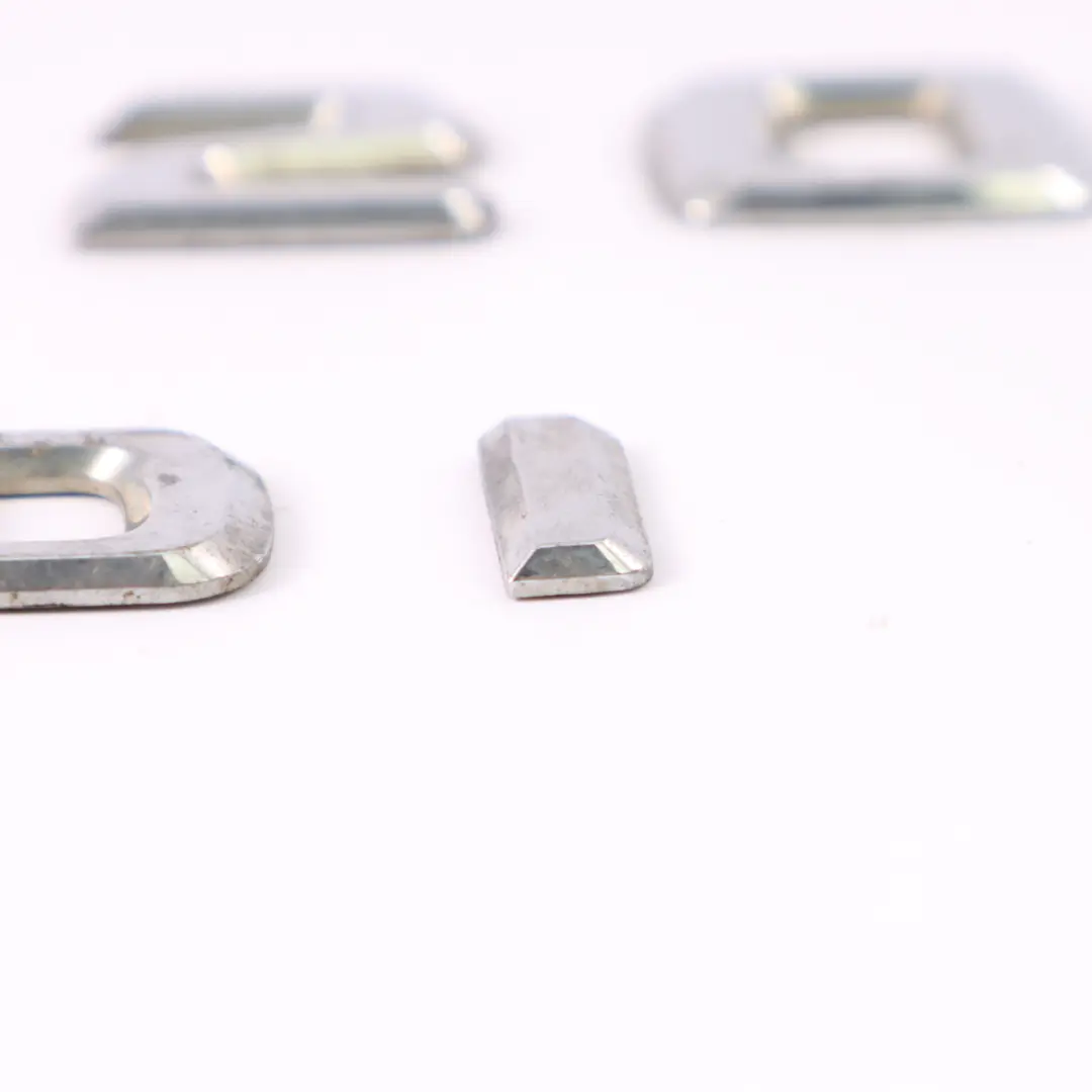 Emblemat Napis Tylnej Klapy Bagażnika R320 CDI do Mercedes W251 o numerze A2518170115 Mercedes W251 Emblemat Napis Tylnej Klapy Bagażnika R320 CDI - SKU A2518170115 - Numer Części A2518170115