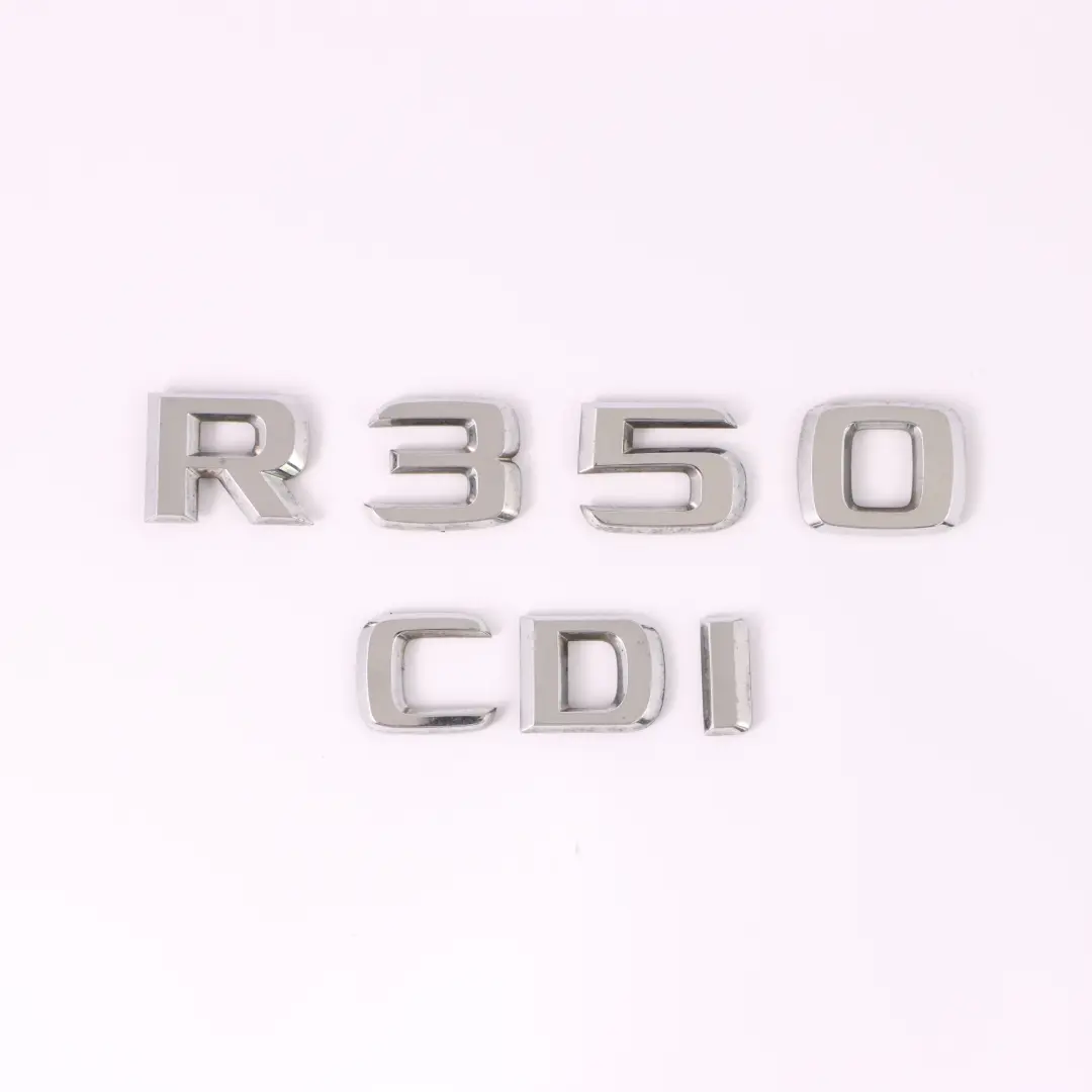 Emblema Maletero Trasero Adherido Insignia R350 CDI para Mercedes W251 con número de pieza A2518170215 Mercedes W251 Emblema Maletero Trasero Adherido Insignia R350 CDI - SKU A2518170215 - Número de pieza A2518170215