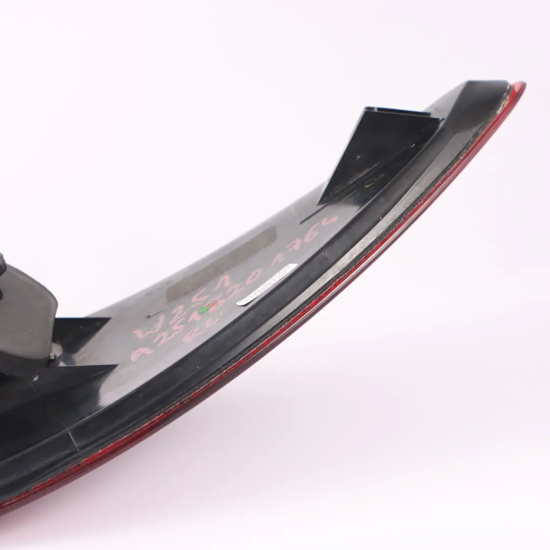 Feu arrière gauche Panneau latéral du feu arrière pour Mercedes W251 à propos du numéro de pièce A2518201764 Mercedes W251 Feu arrière gauche Panneau latéral du feu arrière - SKU A2518201764 - Numéro de pièce A2518201764