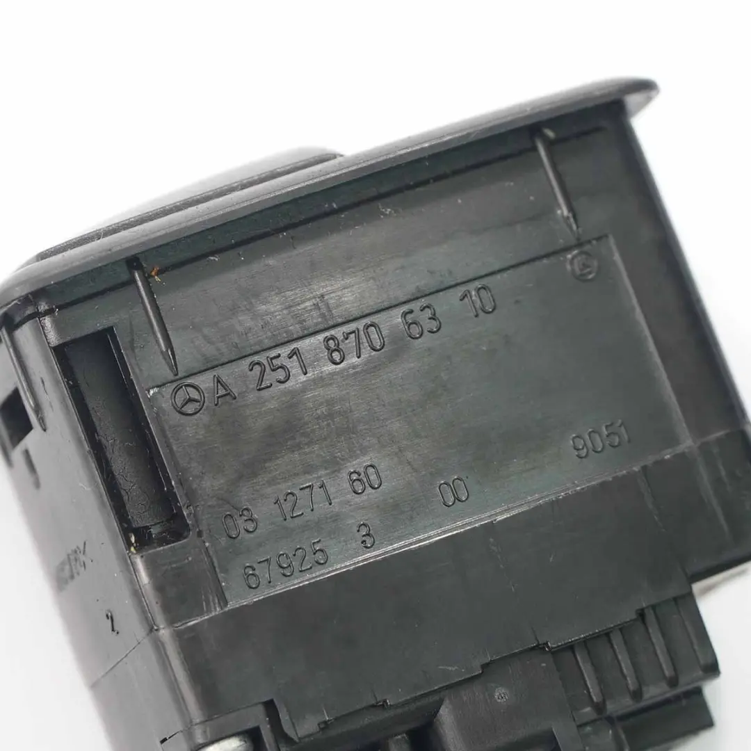 Interruttore baule Pulsante rilascio portellone per Mercedes ML W164 con numero di parte A2518706310 Mercedes ML W164 Interruttore baule Pulsante rilascio portellone - SKU A2518706310 - Numero di parte A2518706310