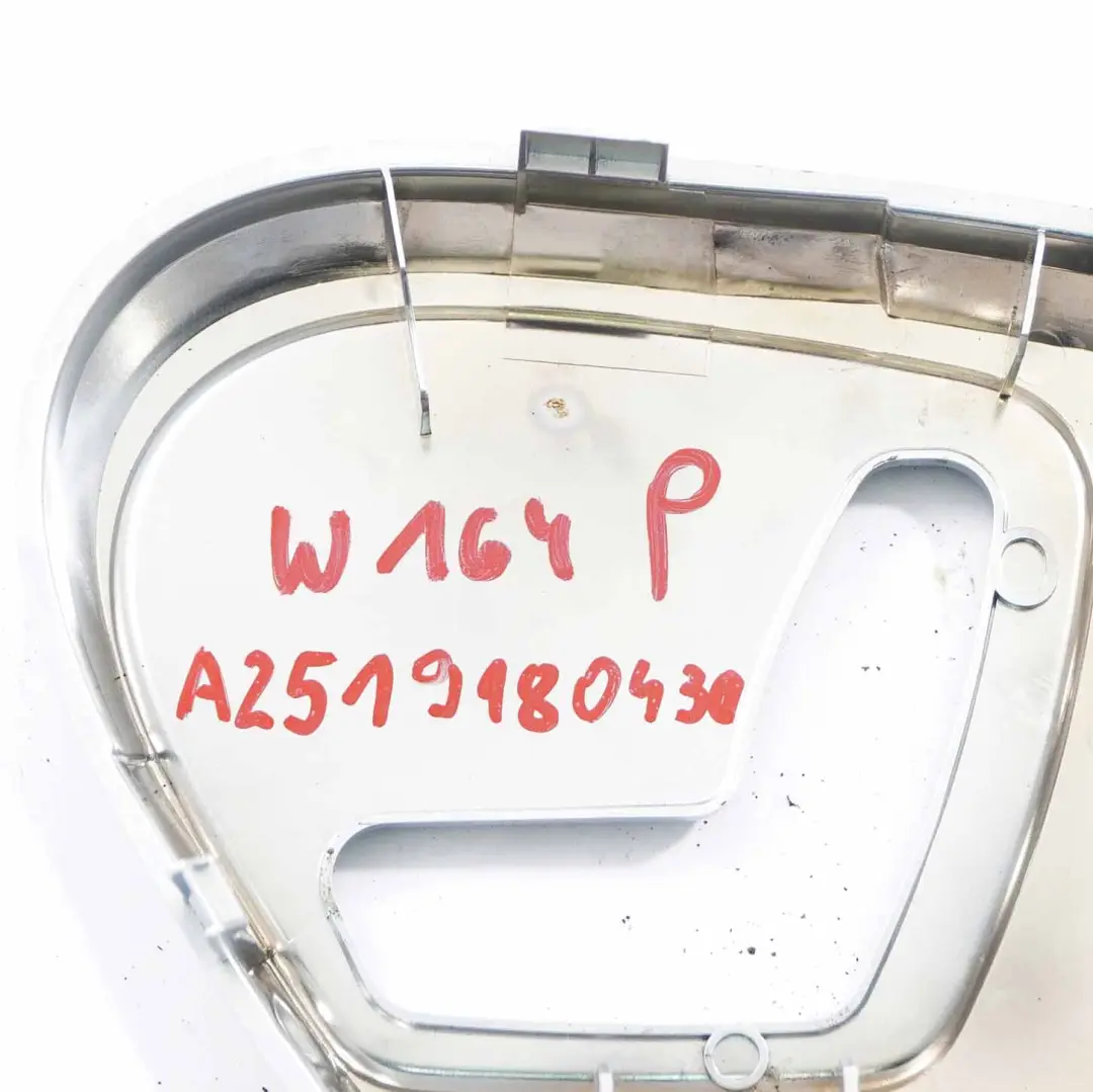 Panneau De Recouvrement De Siège Avant Droite Silver pour Mercedes W164 à propos du numéro de pièce A2519180430 Mercedes W164 Panneau De Recouvrement De Siège Avant Droite Silver - SKU A2519180430 - Numéro de pièce A2519180430